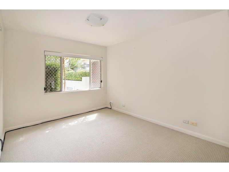 1/27 Gordon Street, Labrador QLD 4215