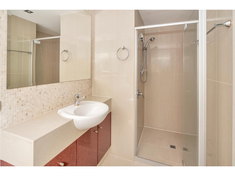 1/27 Gordon Street, Labrador QLD 4215