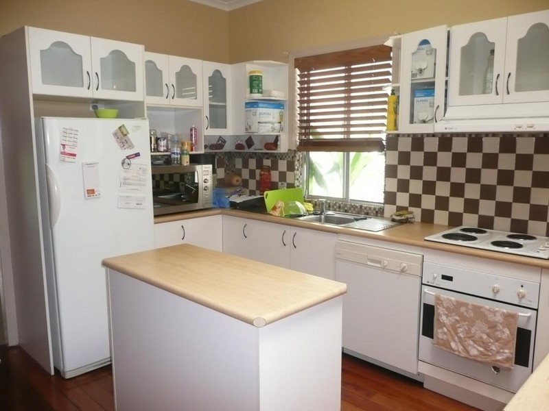 27 Fourteenth Ave, Palm Beach QLD 4221