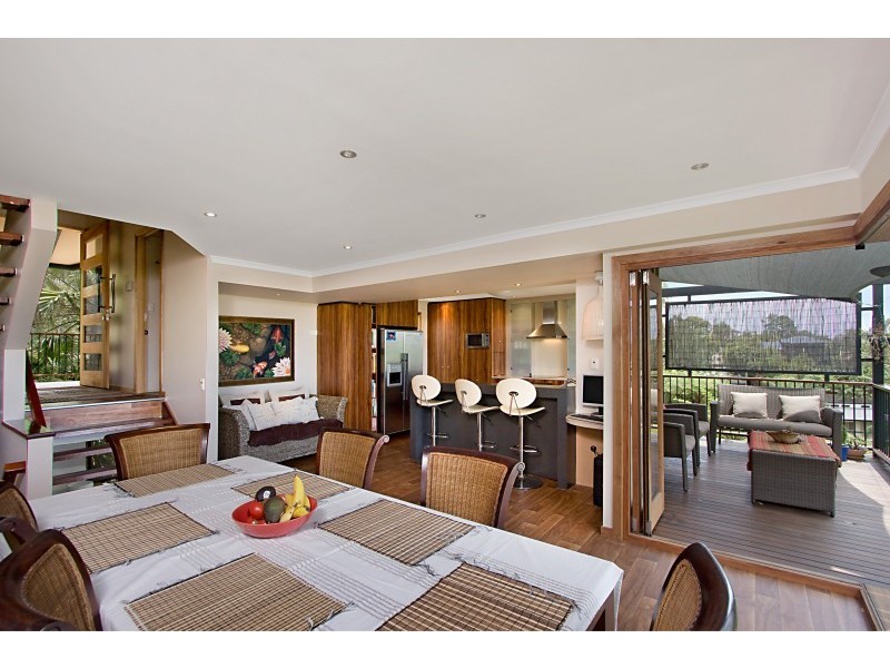 8 Coogee Court, Elanora QLD 4221