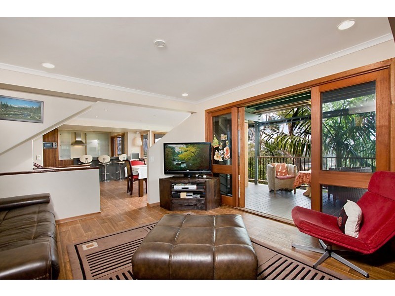 8 Coogee Court, Elanora QLD 4221