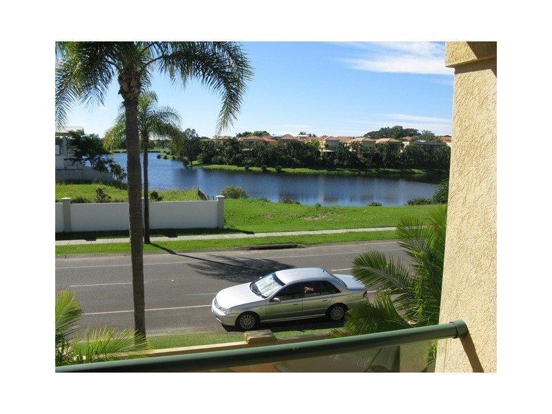 2/152 Palm Meadows Drive, Carrara QLD 4211