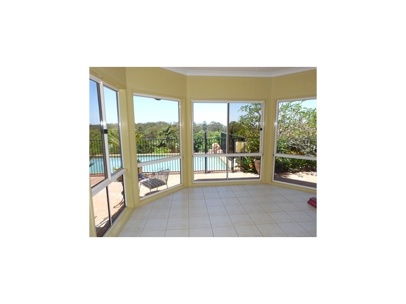 8 Westminster Blvd, Elanora QLD 4221