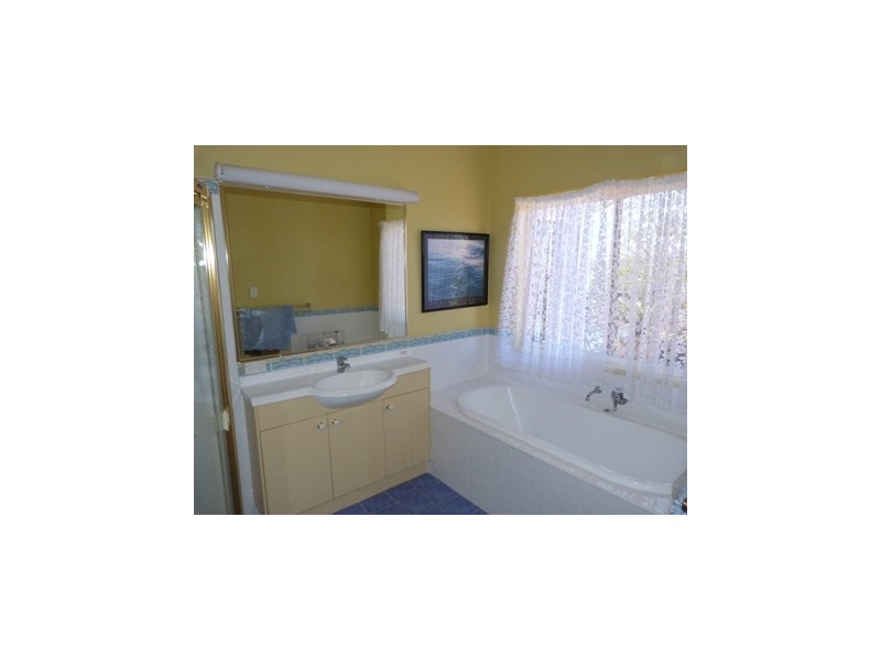 8 Westminster Blvd, Elanora QLD 4221