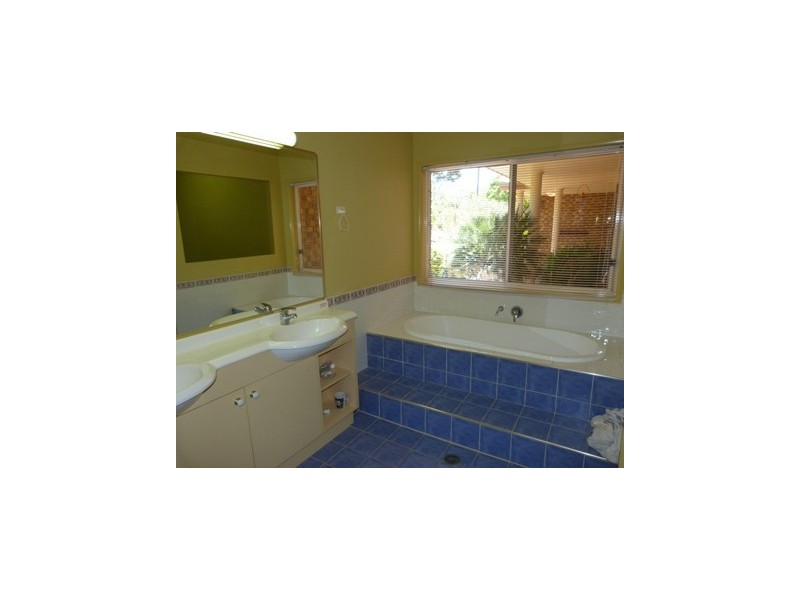 8 Westminster Blvd, Elanora QLD 4221