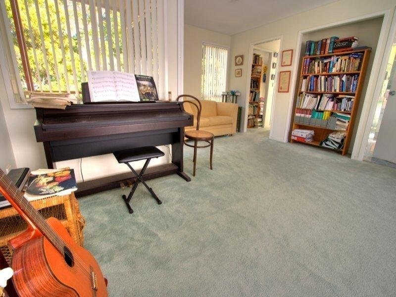 11 Gordon Rd, Bardon QLD 4065