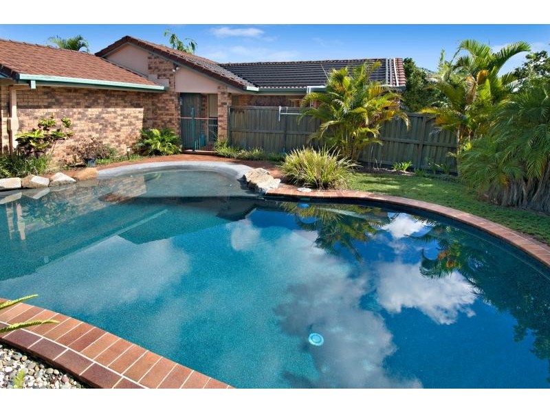 1 Hobson Court, Chapel Hill QLD 4069