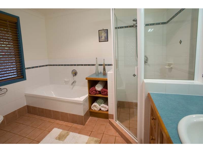 1 Hobson Court, Chapel Hill QLD 4069