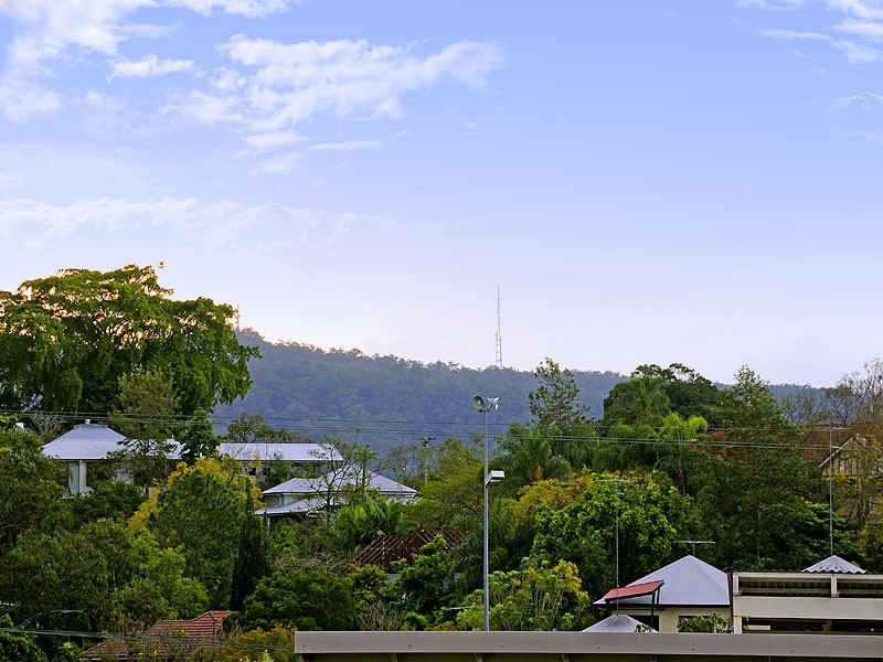 22 Dengate Lane, St Lucia QLD 4067