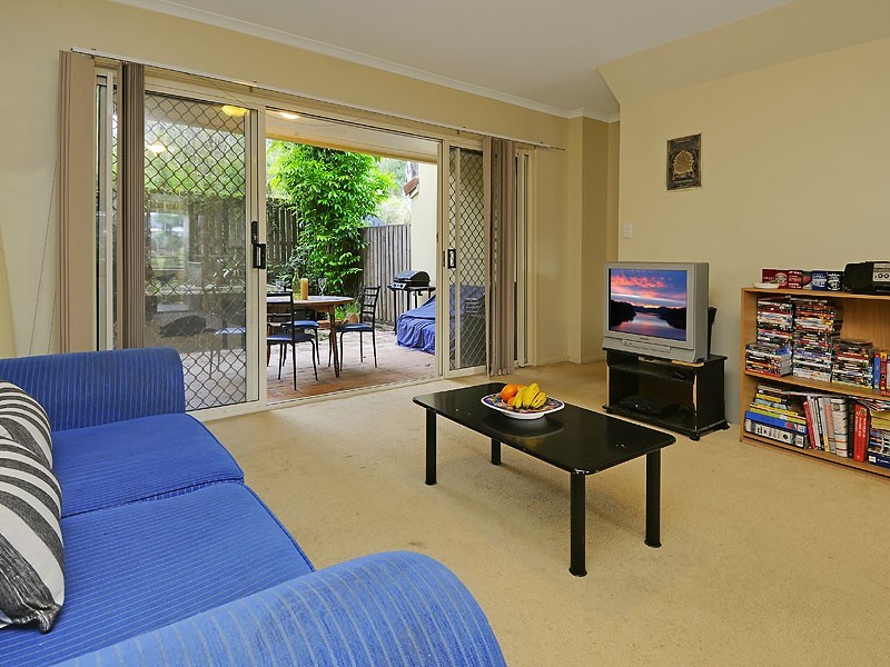 22 Dengate Lane, St Lucia QLD 4067