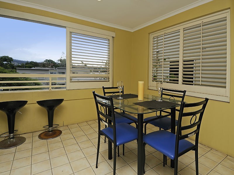 22 Dengate Lane, St Lucia QLD 4067