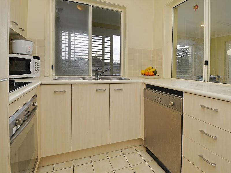 22 Dengate Lane, St Lucia QLD 4067