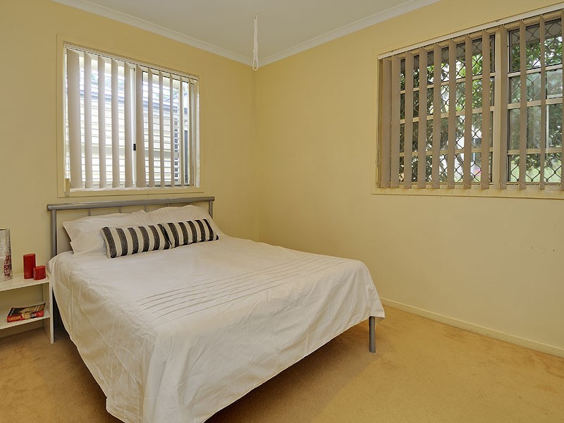 22 Dengate Lane, St Lucia QLD 4067