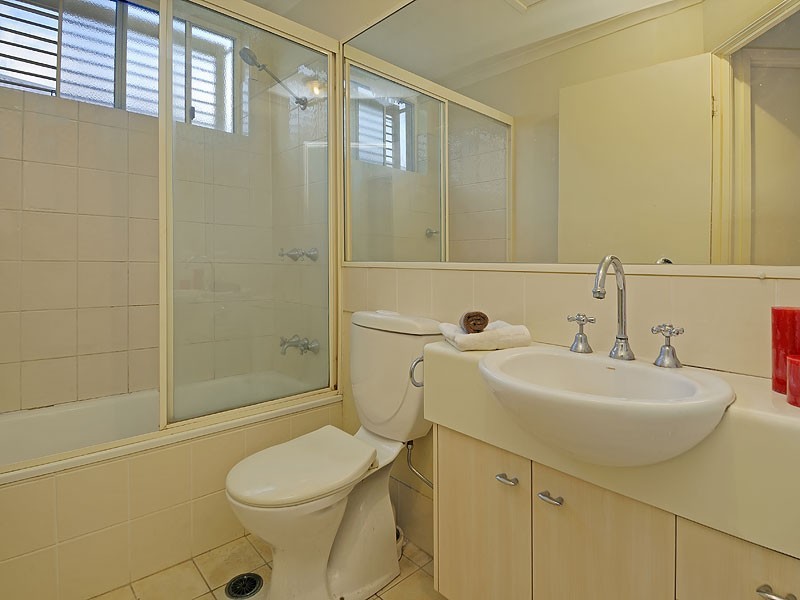 22 Dengate Lane, St Lucia QLD 4067