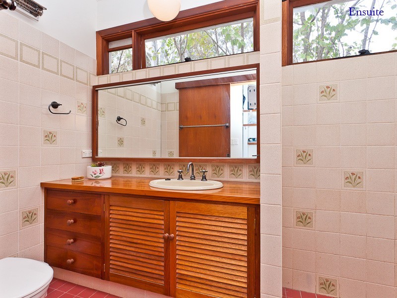 11 Bardon Esplanade, Bardon QLD 4065
