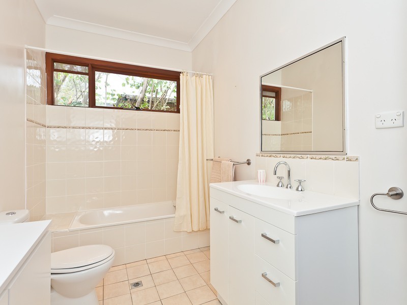 11 Bardon Esplanade, Bardon QLD 4065