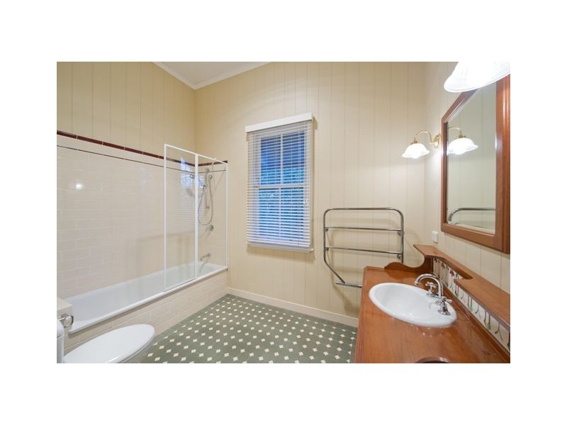 10 Emma Street, Milton QLD 4064