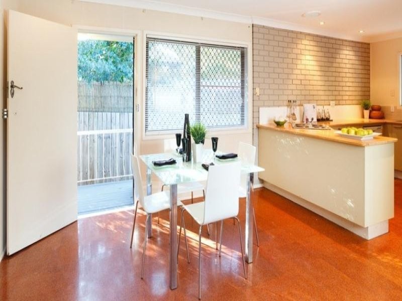 15 Robyn Street, Chapel Hill QLD 4069