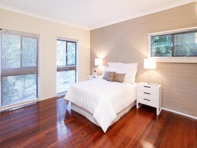 15 Robyn Street, Chapel Hill QLD 4069