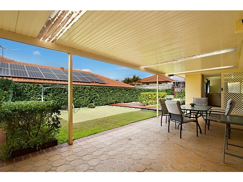 37 Lakeside Circut, Sinnamon Park QLD 4073
