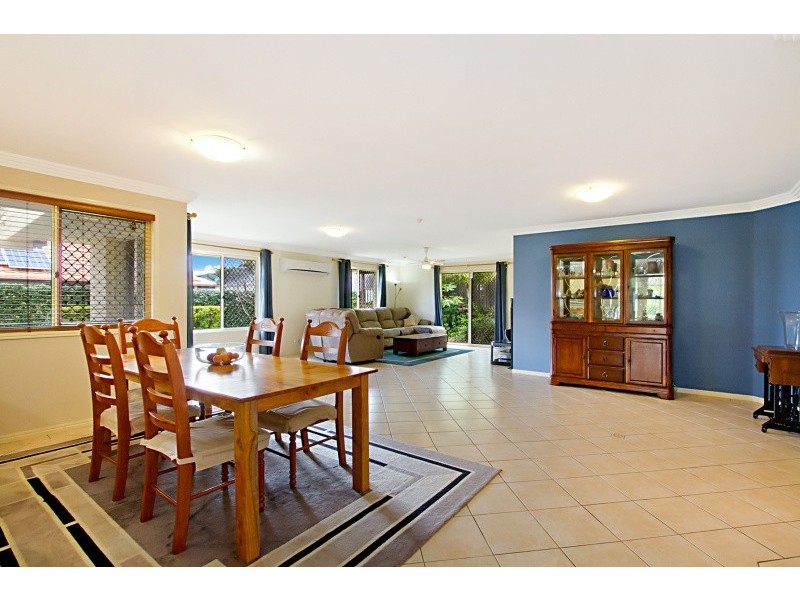 37 Lakeside Circut, Sinnamon Park QLD 4073