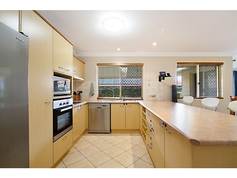37 Lakeside Circut, Sinnamon Park QLD 4073