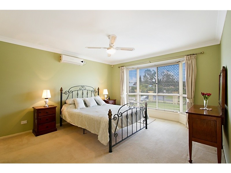 37 Lakeside Circut, Sinnamon Park QLD 4073
