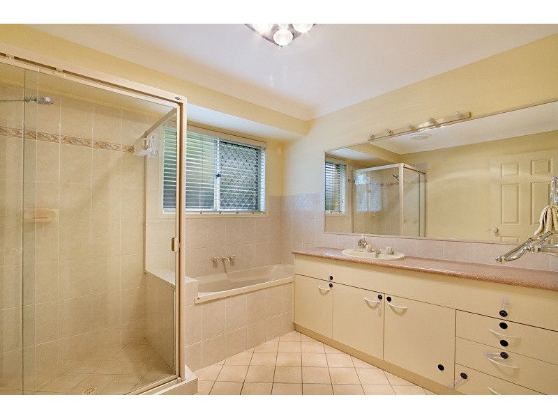 37 Lakeside Circut, Sinnamon Park QLD 4073