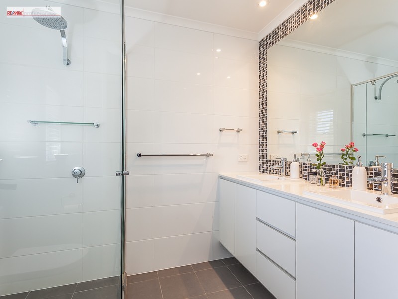 162 Sunset Road, Kenmore QLD 4069