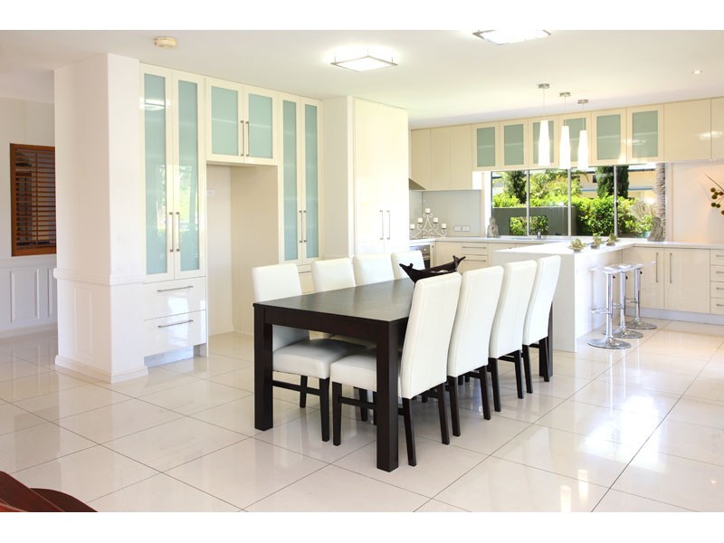 4 SAMUEL PL, Sinnamon Park QLD 4073