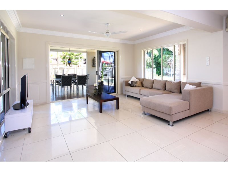 4 SAMUEL PL, Sinnamon Park QLD 4073