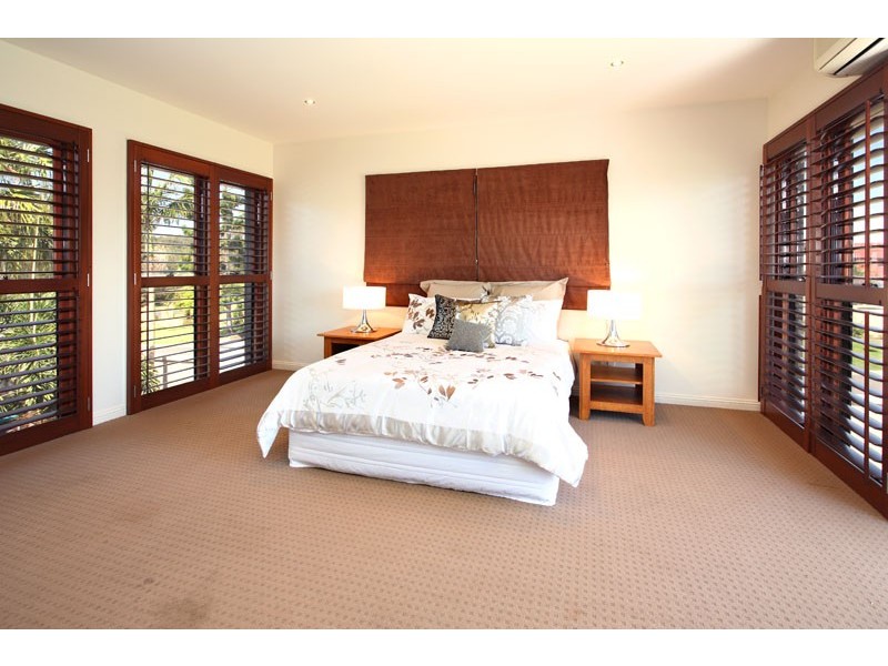 4 SAMUEL PL, Sinnamon Park QLD 4073