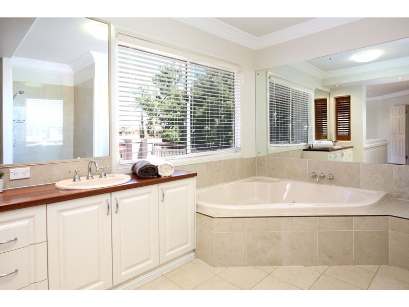 4 SAMUEL PL, Sinnamon Park QLD 4073