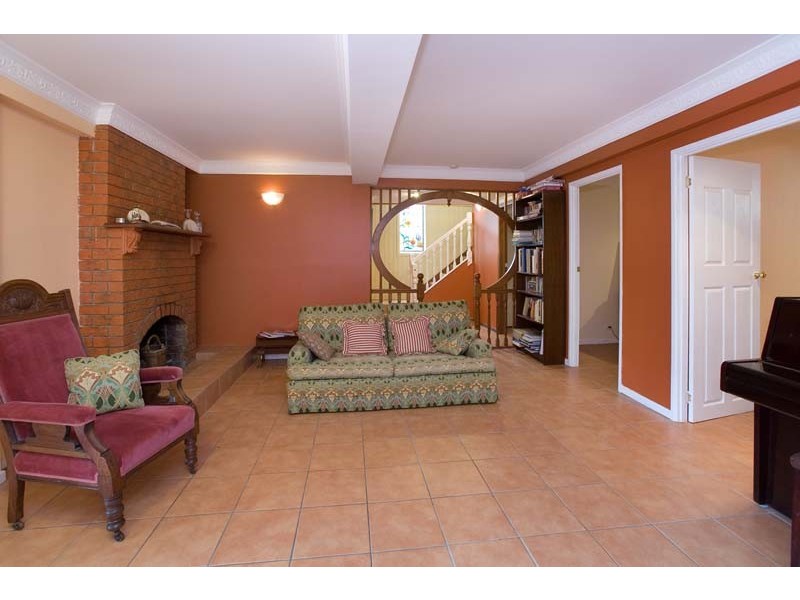 22 Sixth Ave, Bardon QLD 4065