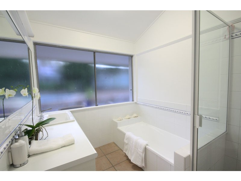 3 Lois St, Kenmore QLD 4069