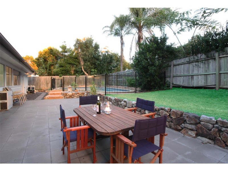 3 Lois St, Kenmore QLD 4069