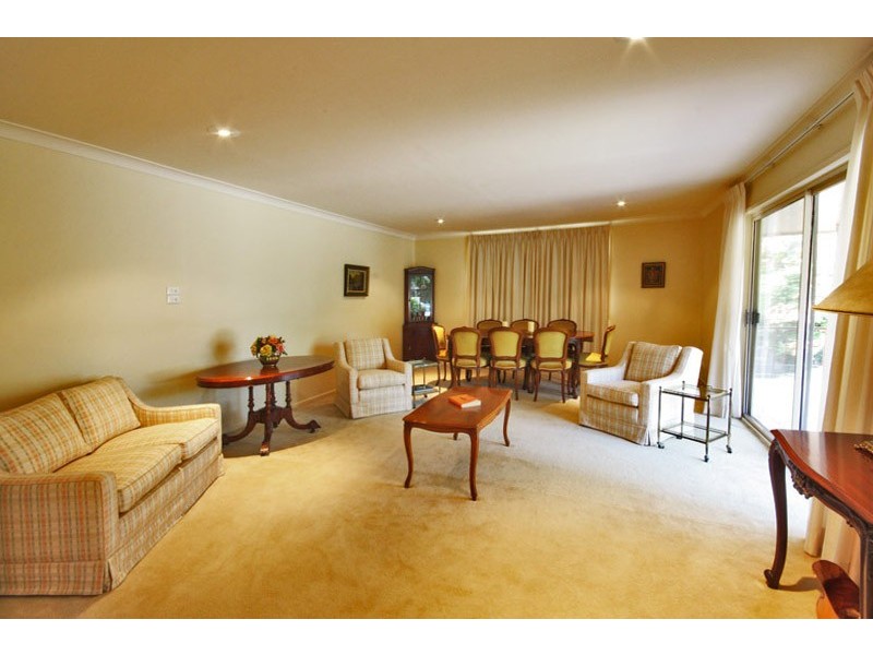 26 Kersley Rd, Kenmore QLD 4069