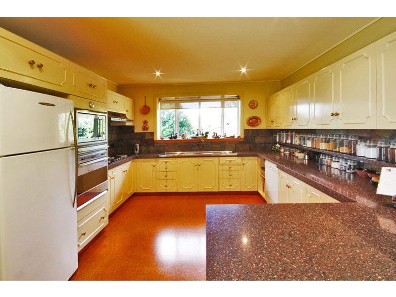 26 Kersley Rd, Kenmore QLD 4069