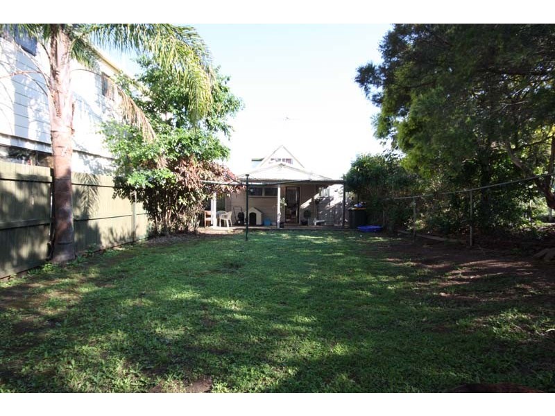 81 Glenora Street, Wynnum QLD 4178