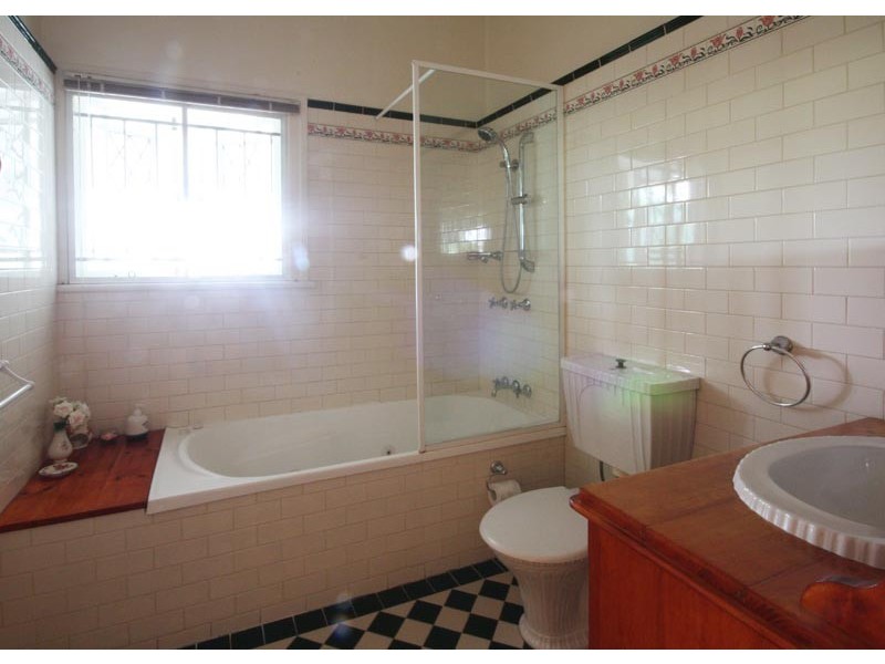 8 Curd Street, Greenslopes QLD 4120