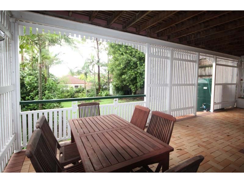 8 Curd Street, Greenslopes QLD 4120