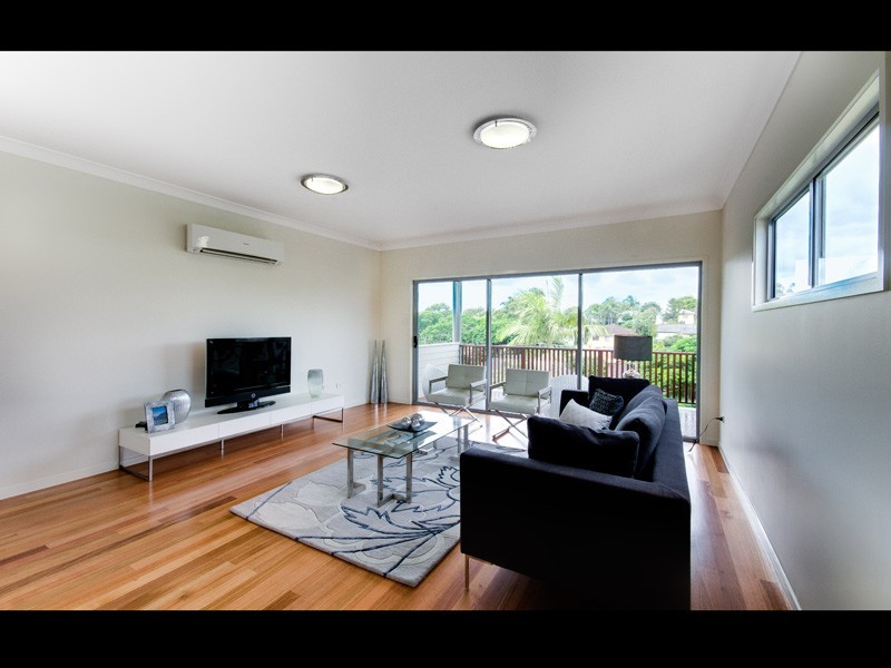 82 Raven Street, Camp Hill QLD 4152