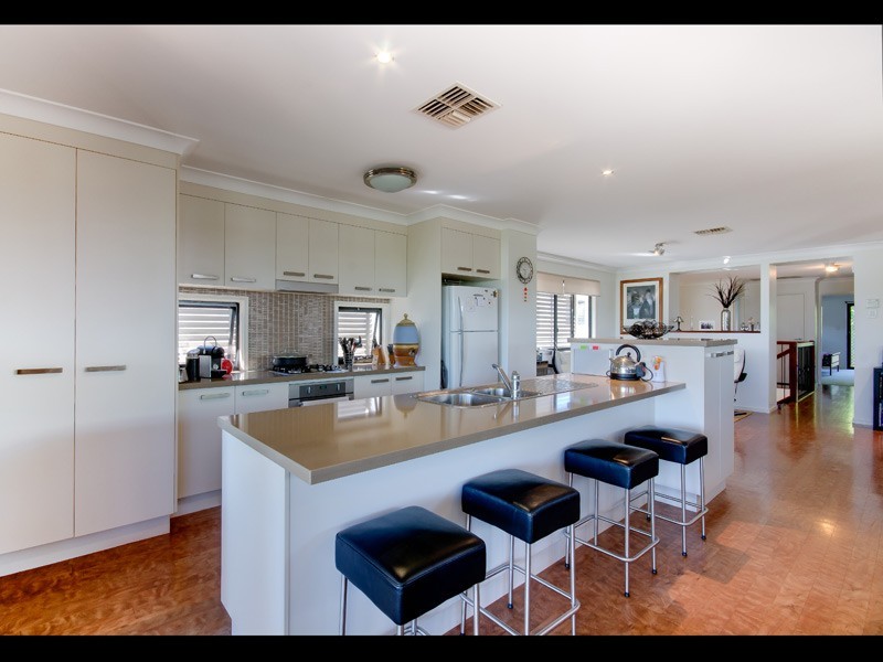 10 Perth Street, Camp Hill QLD 4152