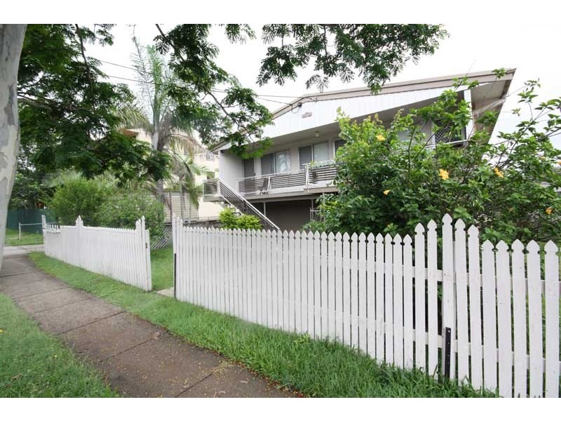 2/15 Cedar Street, Greenslopes QLD 4120