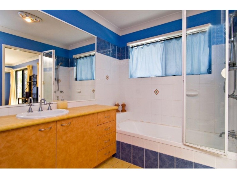 33 Larwood Place, Ferny Hills QLD 4055