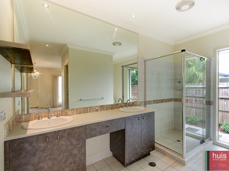 15 Farsley Pl, Manly West QLD 4179