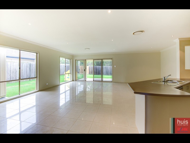 15 Farsley Pl, Manly West QLD 4179