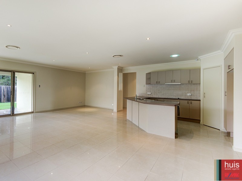 15 Farsley Pl, Manly West QLD 4179