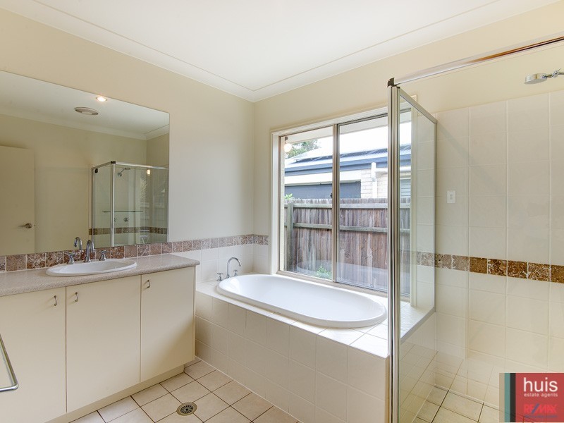15 Farsley Pl, Manly West QLD 4179