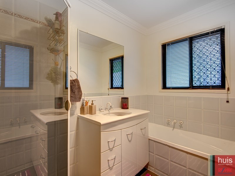 9 Woodrow Ct, Ferny Hills QLD 4055